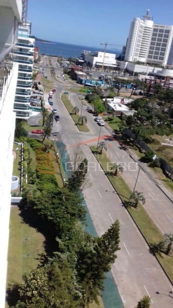 Apartamento en Alquiler en Punta del Este, a poca distancia de la playa brava, piso alto