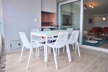 Apartamento en venta con terraza y parrillero propio en Brava - Punta del Este