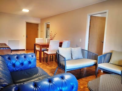 Apartamento en Punta del Este, Península frente a la playa mansa y a metros de la brava, con terraza y parrillero propio