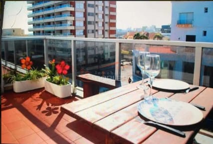 Apartamento de 1 dormitorio en Punta del Este, península, terraza vista parcial al mar