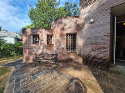 Casa en venta y Alquiler en  Punta del Este, Pinares, a 300 m del mar, 4 dormitorios, muy lindo entorno