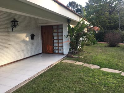 Casa en Punta del Este, en VENTA, de 3 dormitorios en parada 18 de playa MANSA a unas cuadras del mar, ideal para vivir todo el año