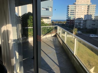 En venta Apartamento de 2 dormitorios en Punta del Este a pasitos de playa brava