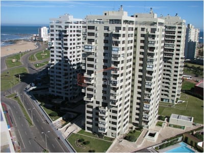 Venta de Apartamento en Punta del Este, Complejo frente al mar en la brava!! con todos los servicios.