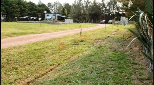 Venta a pocos km de Punta Ballena, terreno de 5000 m² con construcciones