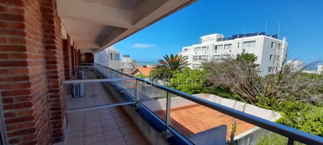 Apartamento en alquiler anual y venta en Peninsula - Punta del Este con cochera