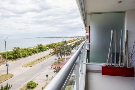 Venta y Alquiler de Apartamento en Punta del Este, playa mansa, Vista plena al mar, se financia el 50% en 24 meses