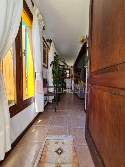 CASA DE BUENA CONSTRUCCIÓN CON MUY BUENA UBICACIÓN, JARDÍN Y ESPACIO PARA RECREAR
