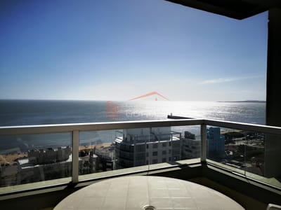 Venta de Apartamento en Punta del Este, Mansa, Edificio frente al mar, con muy linda vista