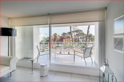Apartamento en Venta en Punta del Este, con todos los servicios en zona de  Roosevelte