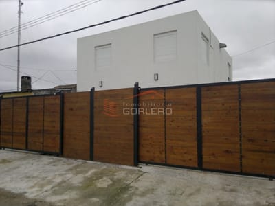 Casa dúplex PH en venta y alquiler anual, Maldonado - 2 dormitorios + 2 baños + Cochera