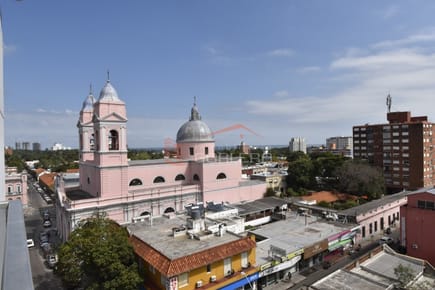 Apartamento espacioso y con terraza en alquiler anual- Centro de Maldonado