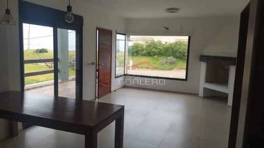 Venta de casa con 3 dormitorios - muy buena construcción y a poco de la playa