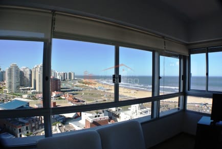 Apartamento en Alquiler en Punta del Este, Península con vista a la playa brava