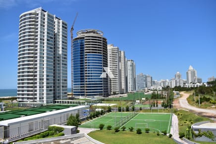 Venta apartamento 2 dormitorios y servicio con parrillero propio