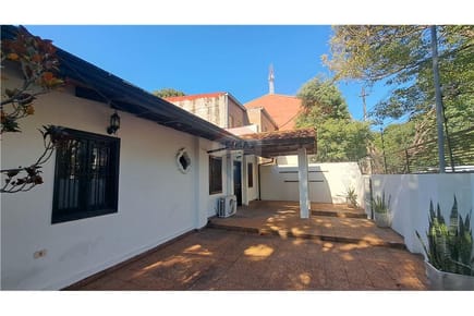 VENDO CASA REFACCIONADA EN ESQUINA EN ASUNCION