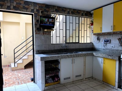 Venta Casa 3pisos Fnte Parque Comas $240,000 1cdra Av.trapiche