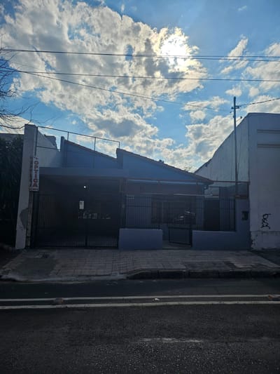 Alquilo chalet para oficina en Asunción, Barrio Mariscal López.