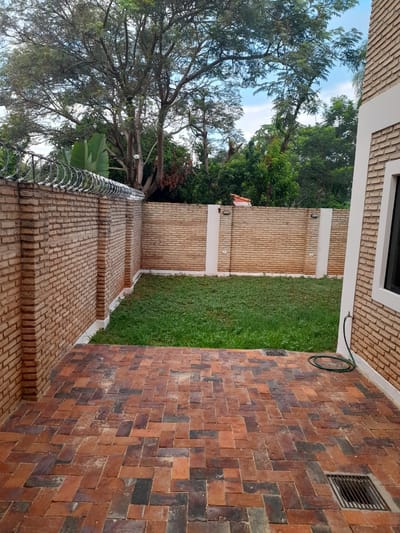  *VENDO DÚPLEX – EXCELENTE UBICACIÓN EN SAN LORENZO*