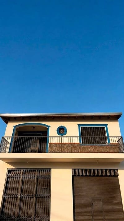 Residencia con locales comerciales en Zona Hipermercado Luisito Ñemby