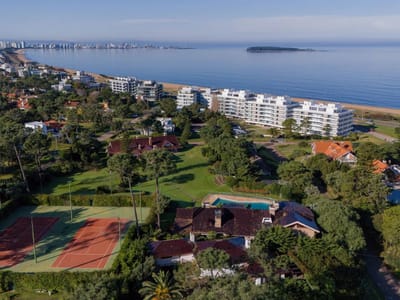 Lujo y Exclusividad: Residencia de Ensueño en Punta del Este, a Pasos de Playa Mansa