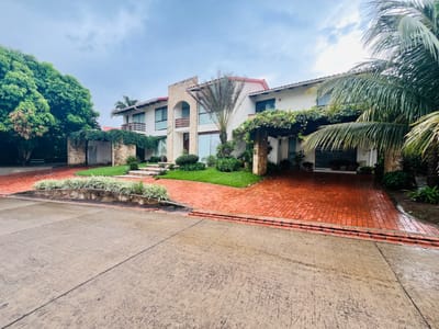 CASA DE LUJO EN VENTA - COLINAS DEL URUBO