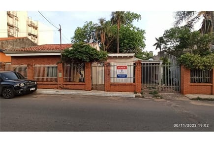 ¡Terreno con casa a demoler, con excelente ubicación!