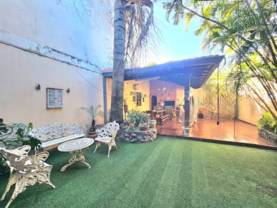 CASA CON AMPLIO PATIO EN LA ENCARNACION, ASUNCION