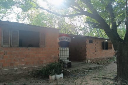 CASA CON AMPLIO TERRENO EN VENTA – YPANE
