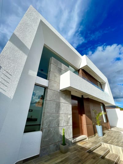 VENDO LUJOSA CASA MINIMALISTA HERMOSA TERRAZA ZONA EL MIRADOR