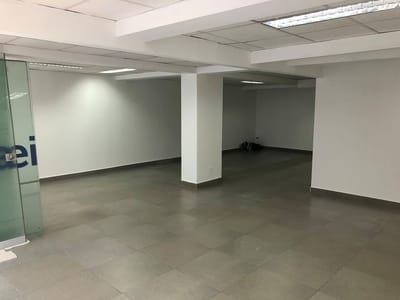OFICINA EN ZONA COMERCIAL DE CHACARILLA