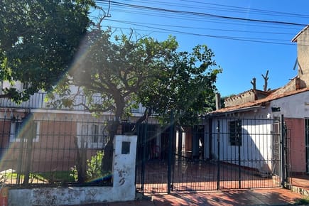 VENDO CASA A REFACCIONAR  EN LAMBARE