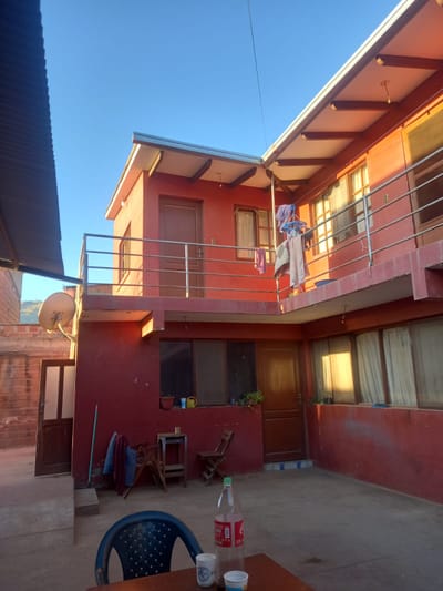 CASA 2 PLANTAS CON AMPLIO ESPACIO PARA TALLER