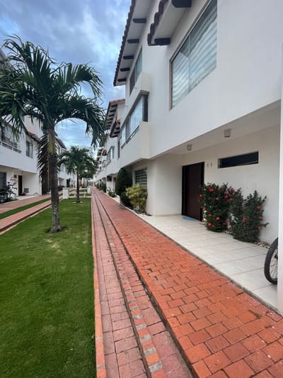 EN VENTA - TOWNHOUSE COMPLETO! CON 4 DORM, ASCENSOR Y CHURRASQUERA