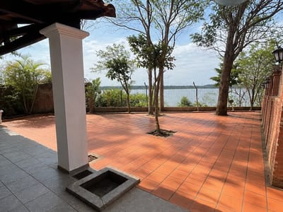 VENDO CASA LUJOSA CON VISTA AL RIO EN SAJONIA
