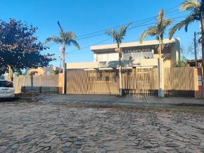 EN ALQUILER ,CASA 3 DORMITORIOS EN BARRIO SANTO REY