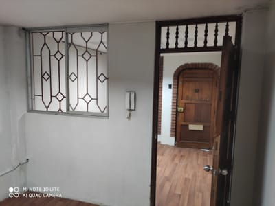 Alquilo ambiente con dos habitaciones, con baño incluido, puerta a la calle.