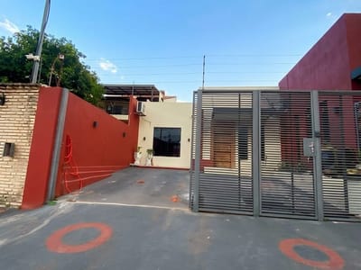 ALQUILO CASA CON SALÓN COMERCIAL SOBRE AVENIDA MÉDICOS DEL CHACO!!!