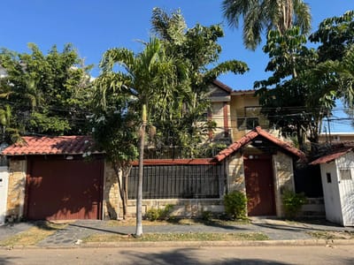 IDEAL PARA VIVIENDA O EMPRESAS,CASA AMPLIA CON PISCINA EN ALQUILER,B. EQUIPETROL