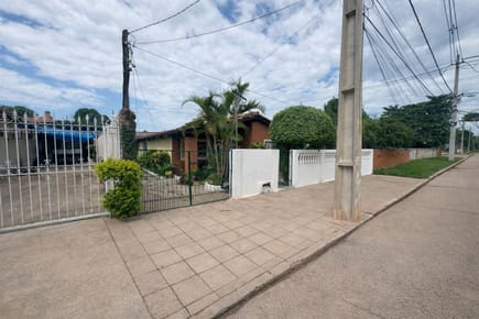 VENTA DE CASA MAS TERRENO EN MARIANO ROQUE ALONSO