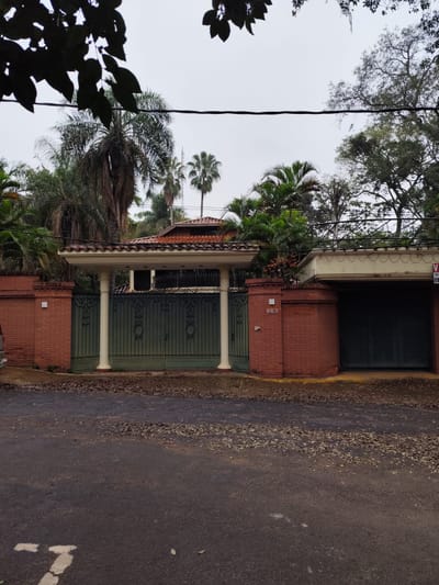 Vendo casa en Villa Morra – Excelente ubicación y cerca de todo