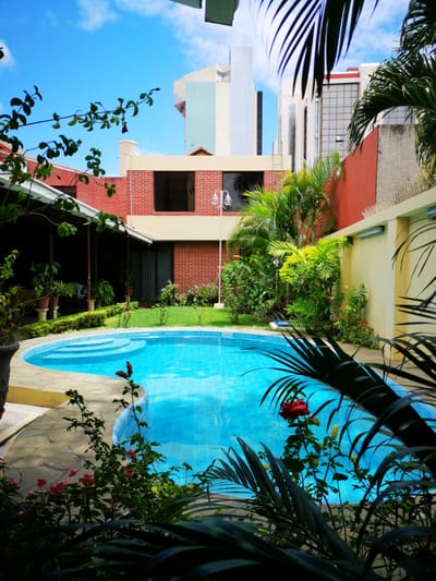 AMPLIA RESIDENCIA CON OFICINA EN ALQUILER. IDEAL PARA EMPRESAS.