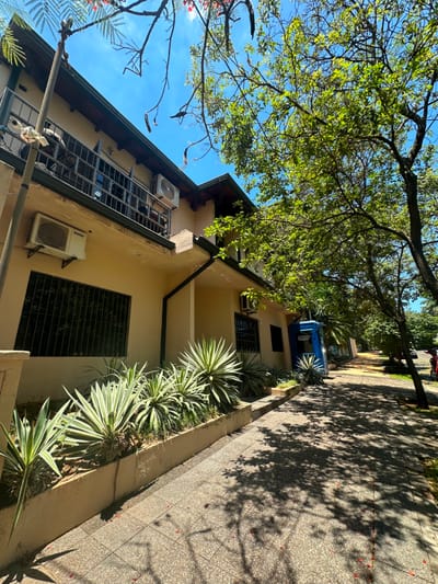 VENDO CASA EN LOS LAURELES  (con renta activa )