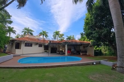 Vendo casa de 5 habitaciones en Paraná Country club 