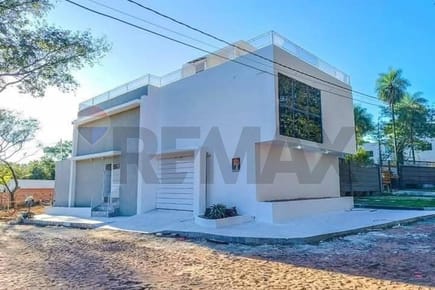 Residencia en Venta en Altos De Golf Lambare