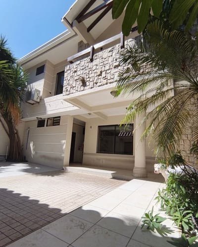 CASA EN VENTA DE 3 DORMITORIOS EN ESQUINA.