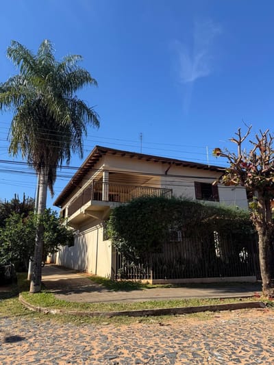 Casa en Venta con Piscina Climatizada – Lambaré
