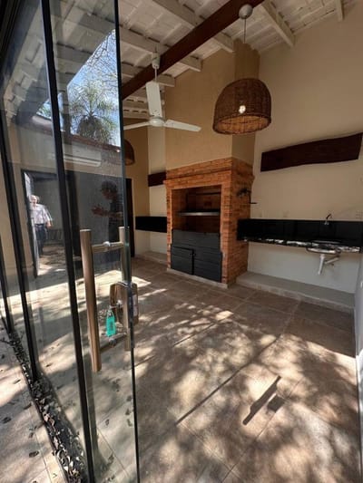EN VENTA RESIDENCIA CERCA EL CLUB CENTENARIO 