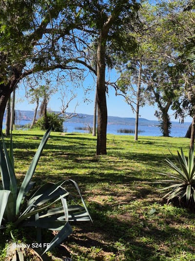 HERMOSA PROPIEDAD EN BARRIO CERRADO A PASOS DEL LAGO YPACARAÍ 