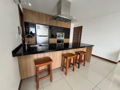 Hermoso departamento amoblado de 1 dormitorio en alquiler, Sirari Equipetrol